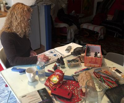 Shannon Reggaro peint dans l'atelier de l'association à Sète